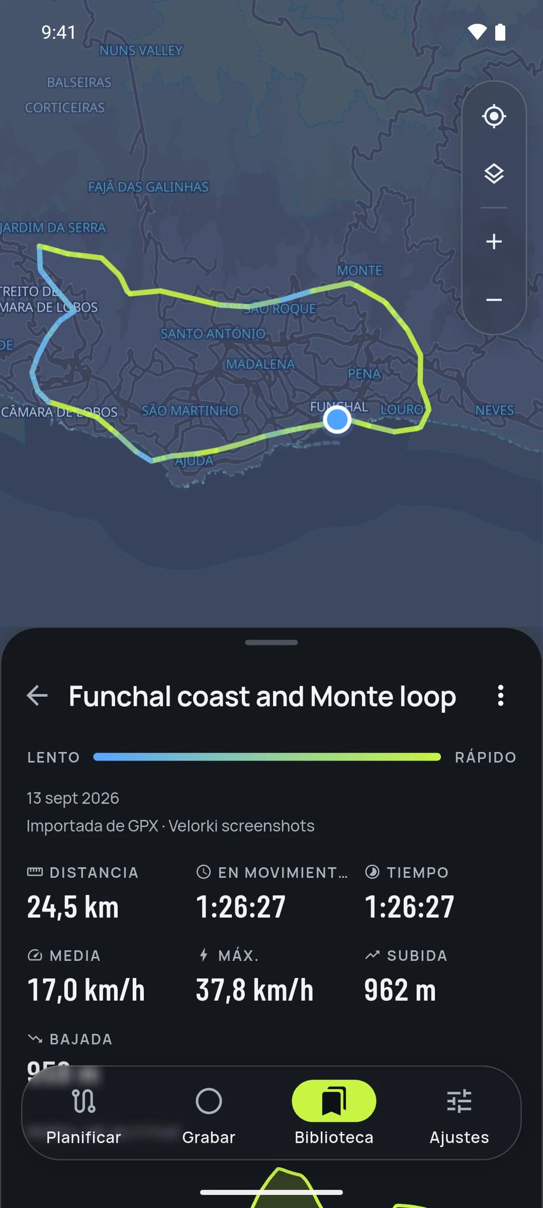 Una salida terminada: el track coloreado según la velocidad en el mapa, con estadísticas de altitud, velocidad y parciales. Con el tema oscuro de la app.