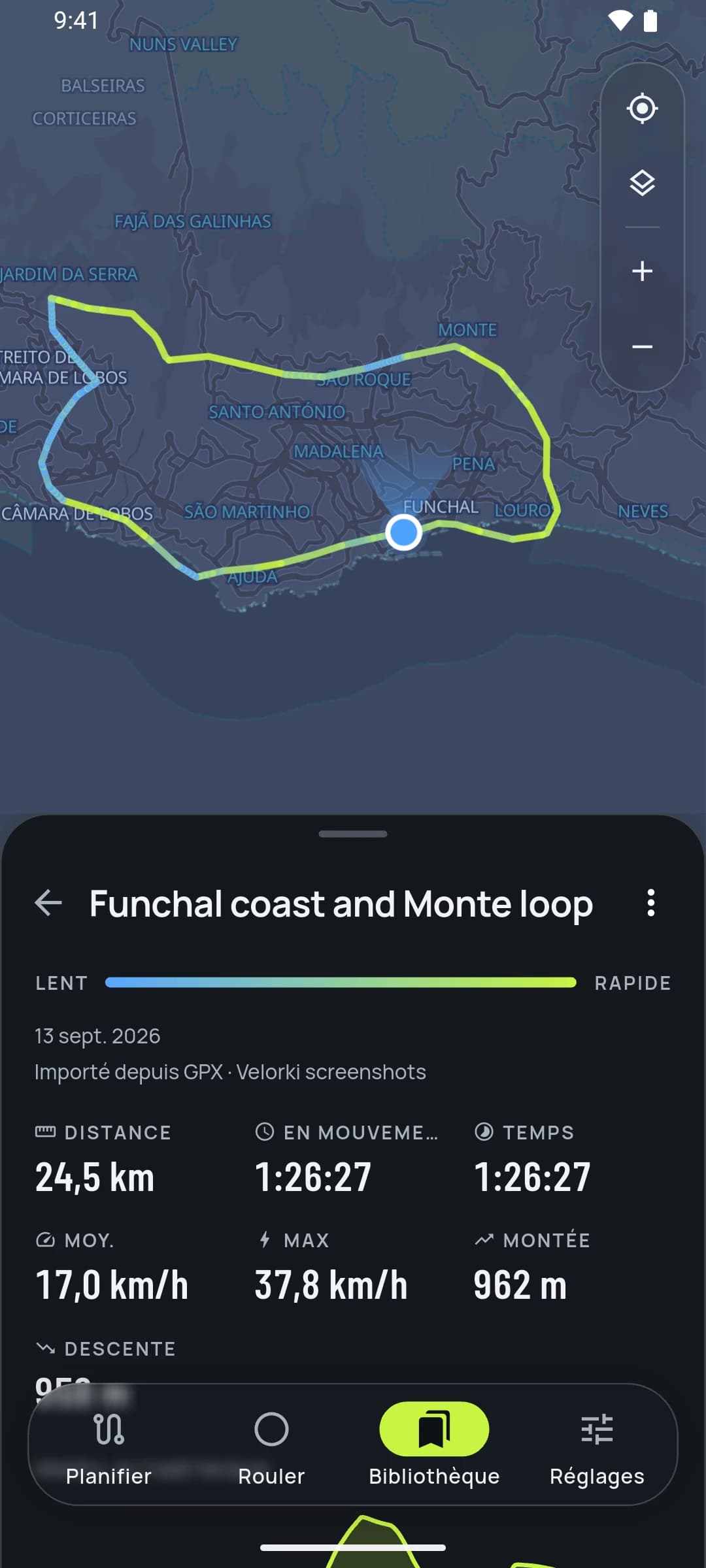 Une sortie terminée : la trace colorée selon la vitesse sur la carte, avec l’altitude, la vitesse et les statistiques par tronçon. Affiché avec le thème sombre de l’application.