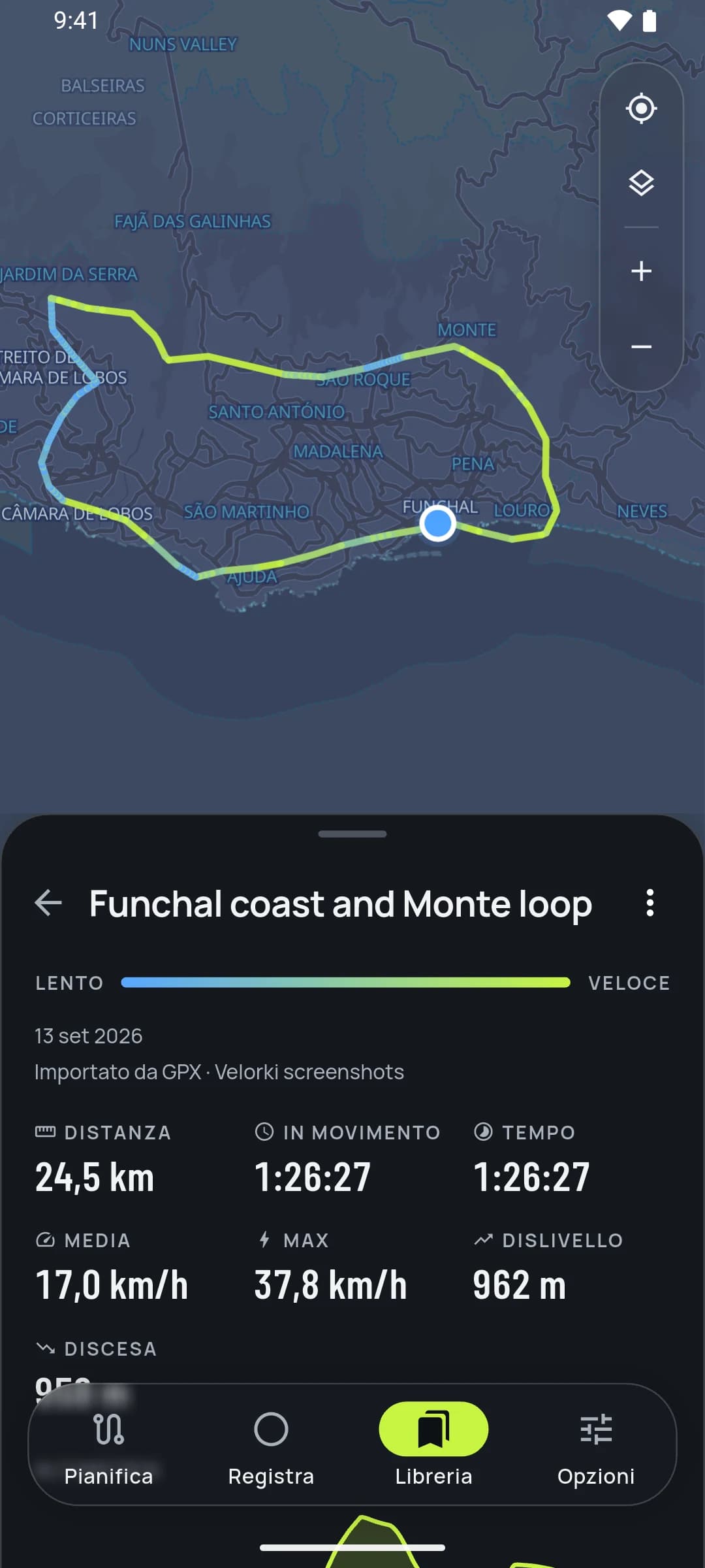 Un giro concluso: la traccia colorata per velocità sulla mappa con le statistiche di altimetria, velocità e parziali. Mostrato nel tema scuro dell'app.
