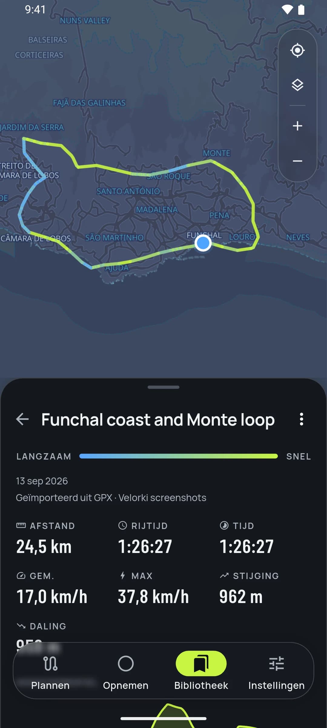 Een afgeronde rit: de op snelheid gekleurde track op de kaart met hoogte-, snelheids- en splitstatistieken. Getoond in het donkere thema van de app.